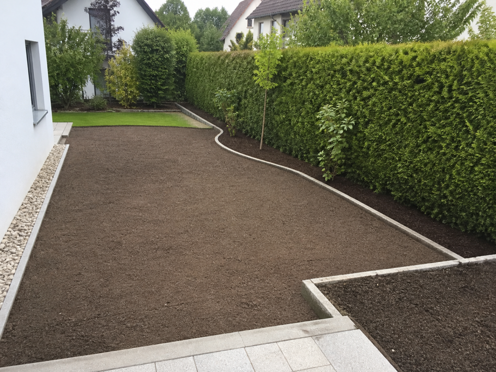 Gartenfläche nach den Erdarbeiten